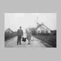 027-0066 Fritz Neumann mit Ehefrau Auguste und Tochter Heidrun im Maerz 1944 .JPG